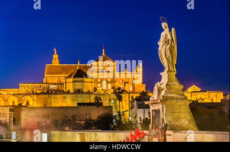 Statua di Arcangelo Raphael sul ponte romano a Cordoba, Spagna Foto Stock