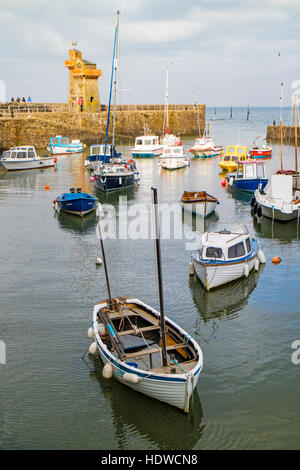 Barche ormeggiate nel porto di Lynmouth, Parco Nazionale di Exmoor, Devon, Inghilterra, Regno Unito Foto Stock