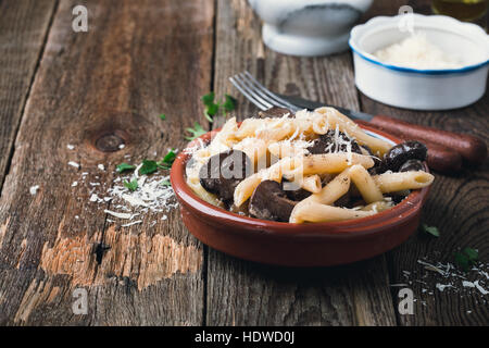 In casa del parmigiano cremosa penne Pasta con funghi Foto Stock