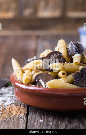 In casa del parmigiano cremosa penne Pasta con funghi Foto Stock