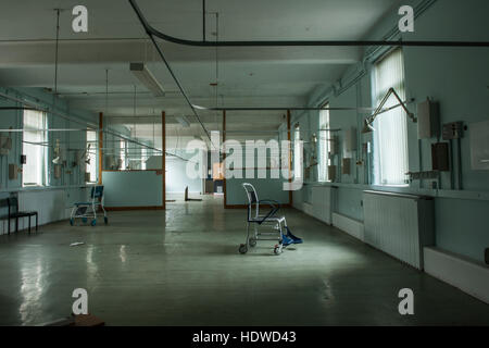 Uno dei molti reparti di vuoto all'interno di Selly Oak Hospital, Birmingham, Inghilterra, Regno Unito Foto Stock
