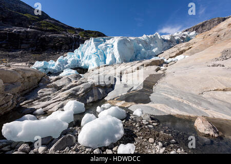 Blu ghiaccio nel ghiacciaio Nigardsbreen, Jostedalsbreen glacier. Gaupne, lucentezza, Sogn og Fjord Norway Foto Stock