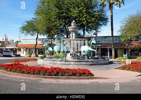 Fontana del Cavallo nell'area della Città Vecchia di Scottsdale, Arizona. Donato nel 1989 dall'artista e gallerista Bob parchi. La fontana rappresenta 5 araba di allevamento Foto Stock