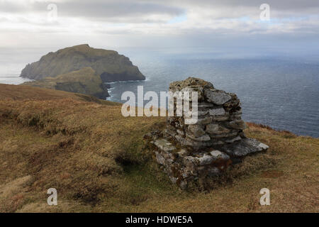 Ordnance Survey trig pilar su Conaichar, Hirta, con l'isola di Soay in background. St Kilda arcipelago, Scozia Foto Stock