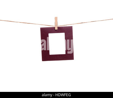 Fustellato cornici foto appese clothespins su una fune. Puoi mettere la tua immagine nel telaio Foto Stock