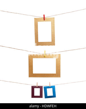 Raccolta di blank foto quadri appesi per clothespins su una fune. Puoi mettere la tua immagine nel telaio Foto Stock