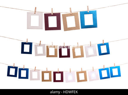 Raccolta di blank foto quadri appesi per clothespins su una fune. Puoi mettere la tua immagine nel telaio Foto Stock