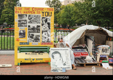 White House Peace Vigil, Concepcion Picciotto, un attivista della pace spagnolo che legge un giornale nel suo campo in Pennsylvania Ave., Washington, D.C. Foto Stock