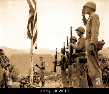 Lt. Col. John Hopkins, comandante del primo battaglione, quinto reggimento Marine, conduce al canto di 'Star Lamas intestazione' durante il Memorial servizi tenuti nel campo durante la campagna coreana. Giugno 21, 1951. Foto Stock