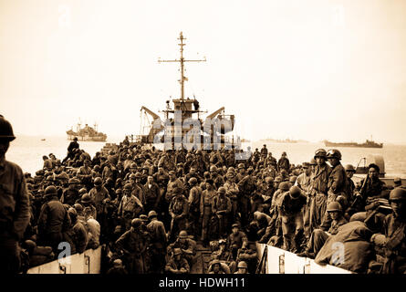 Le truppe del trentunesimo Reggimento di Fanteria terreni al porto di Inchon, Corea, a bordo LST. Foto Stock