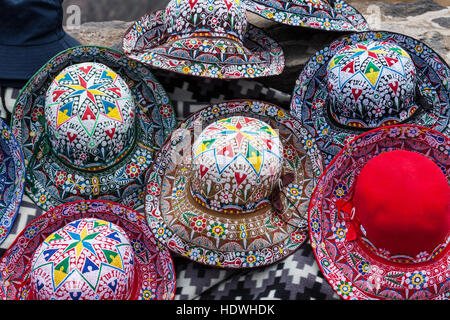 Bella cappelli peruviano sulla strada del mercato Foto Stock