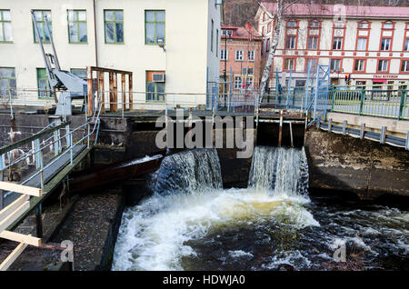 Acqua Rushimg verso il basso dalla parte superiore della strada dietro tutta la casa Foto Stock