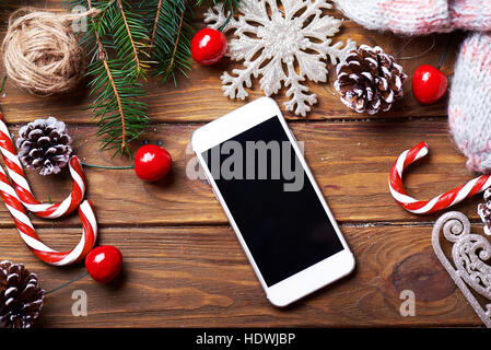 Smart phone mock up rustico con decorazioni di Natale. Foto Stock