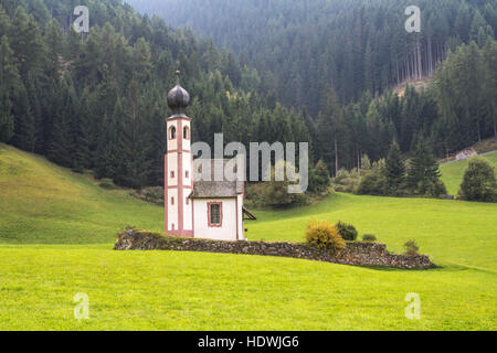 Poco St Johann chiesa in Dolomiti italiane. Foto Stock