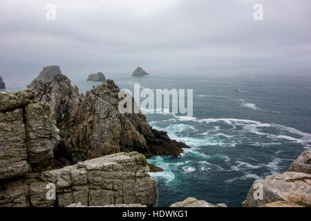 Les Poi De Tas a Pointe de Penhir, Crozon, Bretagne, Francia Foto Stock