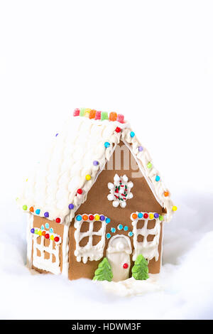 Natale Casa di panpepato visualizzati contro il bianco sullo sfondo innevato Foto Stock