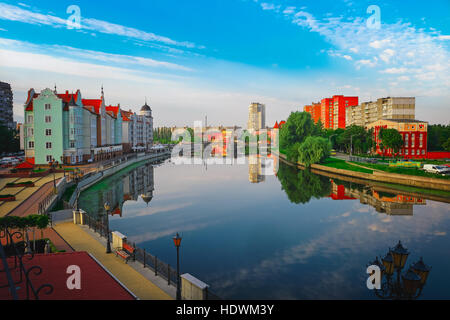 Bellissima vista del centro della città di Kaliningrad e fiume Pregolya, Russia, Europa Foto Stock