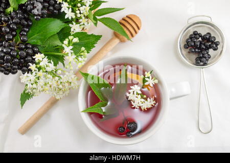 Tazza di bacche di sambuco freschi tè con frutti di bosco e miele Foto Stock