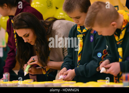 La Duchessa di Cambridge ices tortine durante un Cub Scout Pack incontro con i cuccioli dal Kings Lynn distretto, a Kings Lynn al la Scout e Guide capanna in North Wootton, vicino a King's Lynn, per un evento da celebrare 00 anni del cub Movimento Scout. Foto Stock