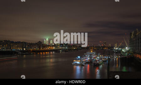 London, Regno Unito - 12 dicembre 2016: una vista del fiume Tamigi guardando verso Canary Wharf Foto Stock