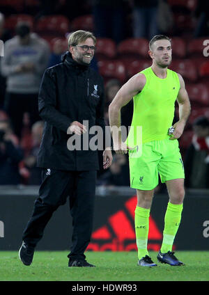 Liverpool manager Jurgen Klopp (sinistra) e Liverpool la Giordania Henderson (destra) celebrare dopo il fischio finale durante il match di Premier League al Riverside Stadium, Middlesbrough. Foto Stock