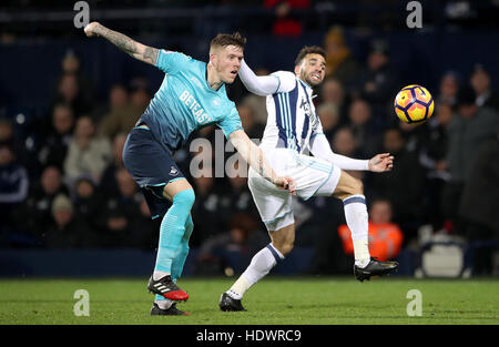 West Bromwich Albion's Hal Robson-Kanu (destra) e Swansea City di Mawson Alfie battaglia per la palla durante il match di Premier League al The Hawthorns, West Bromwich. Foto Stock