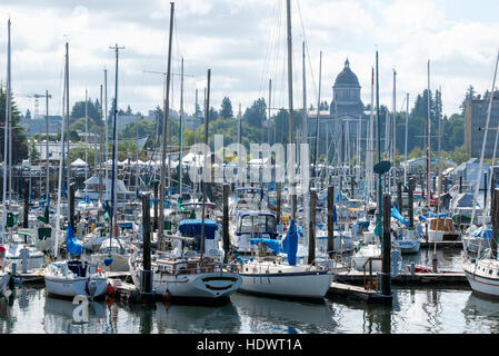 Barche ormeggiate a Percival Landing in Olympia, Washington. La capitale dello stato è in background. Foto Stock