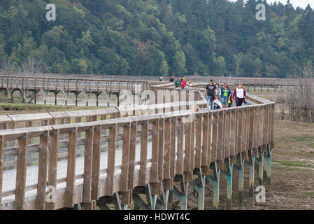 La gente che camminava sul Boardwalk trail in Billy Frank Jr. Nisqually National Wildlife Refuge in Western Washington. Foto Stock