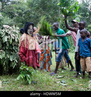 La gente di Mende danza con la maschera gbeni nella foresta pluviale di Gola Foto Stock