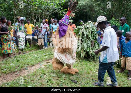 La gente di Mende danza con la maschera gbeni nella foresta pluviale di Gola Foto Stock