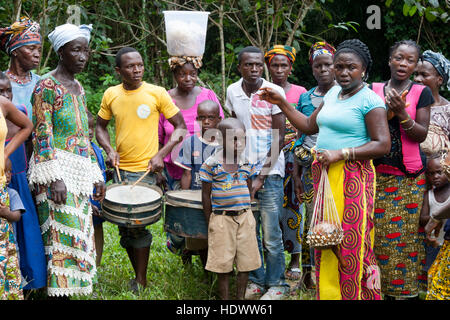 La gente di Mende danza con la maschera gbeni nella foresta pluviale di Gola Foto Stock