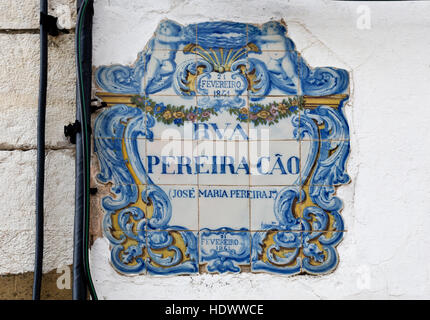 Vista ingrandita del nome di una via pannello di materiale tradizionale portoghese piastrelle blu in Setubal, Portogallo. Il nome della strada è: PEREIRA CAO STREET Foto Stock