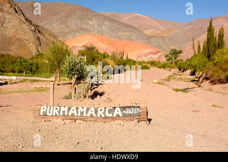 Segno di Purmamarca in valle pittoresca della Quebrada de Humahuaca in Jujuy Provincia Argentina del nord. Foto Stock