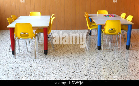 Due piccoli tavoli con sedie in aula della scuola materna Foto Stock