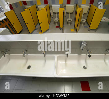 All'interno di un bagno di una scuola materna con piccoli bagni e lunga grandi lavelli Foto Stock