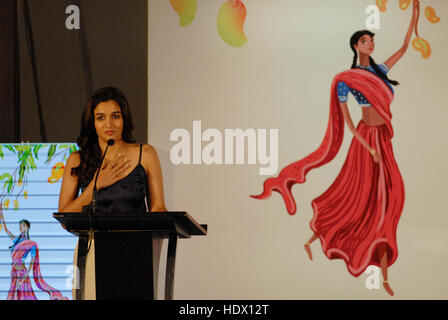 Alia Bhatt, attrice cinematografica indiana Bollywood hindi durante il lancio del libro di Twinkle Khanna Mumbai India Foto Stock