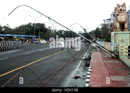 Fallen Street Lamp Post, Cyclone Vardah, Madras, Chennai, Tamil Nadu, India, Asia Foto Stock