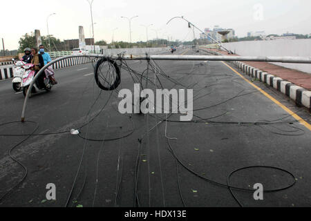 Fallen Street Lamp Post, Cyclone Vardah, Madras, Chennai, Tamil Nadu, India, Asia Foto Stock