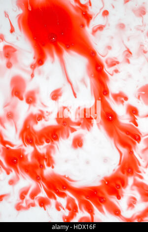 Il sangue gocciola sulla superficie bianca, sfondo astratto per la violenza, l'omicidio o della scena del crimine