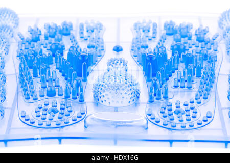 Piedi in plastica blu pad massaggio isolati su sfondo bianco. Foto Stock