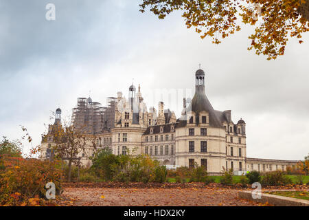 Chambord, Francia - 6 Novembre 2016: Chateau de Chambord, il castello medievale, la Valle della Loira. Nuvoloso Giorno di autunno Foto Stock