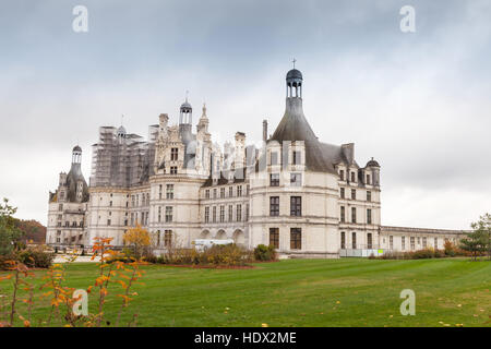 Chambord, Francia - 6 Novembre 2016: Chateau de Chambord, Valle della Loira. Uno dei più riconoscibili castello nel mondo a causa del molto caratteristico F Foto Stock