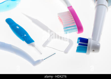 Prodotti per l'igiene dentale, spazzolino da denti, stuzzicadenti, spazzolino da denti elettrico, interdentalbrush, filo interdentale, lingua detergente, Foto Stock