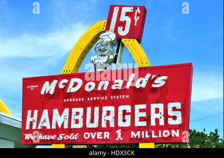 Th originale di McDonald drive-in ristorante, negozio #1 completo con originale Golden Arches e segno. DesPlaines, Illinois, Stati Uniti d'America. Foto Stock