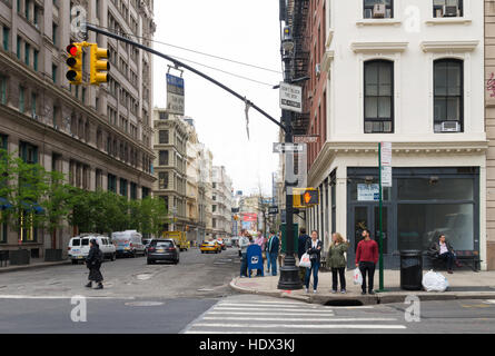 NEW YORK - 2 Maggio 2016: strada ordinaria in scena a Manhattan con persone sconosciute nella parte anteriore di un attraversamento pedonale Foto Stock