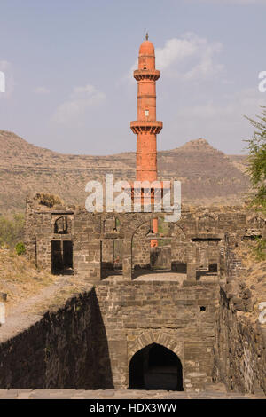 Vittoria islamica torre (Chand Minar) a Daulatabad Fort nel Maharashtra, India. Costruito intorno al XIV secolo D.C. Foto Stock