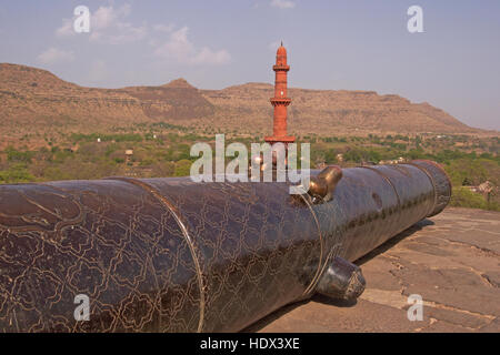 Antico cannone musulmano Sui merli di Daulatabad Fort, India. Il XIV secolo D.C. Foto Stock