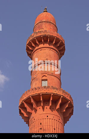 Vittoria islamica torre (Chand Minar) a Daulatabad Fort nel Maharashtra, India. Costruito intorno al XIV secolo D.C. Foto Stock