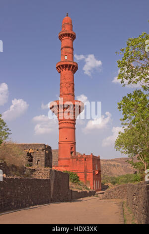 Vittoria islamica torre (Chand Minar) a Daulatabad Fort nel Maharashtra, India. Costruito intorno al XIV secolo D.C. Foto Stock