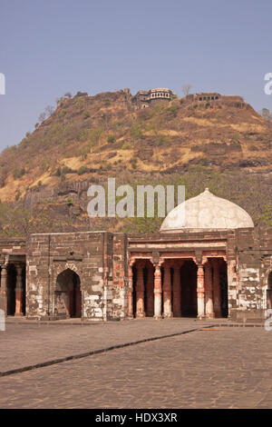 All'interno della moschea di Fortezza di Daulatabad, India. Cittadella di forte sulla cima di una collina nella distanza. Il XIV secolo D.C. Foto Stock